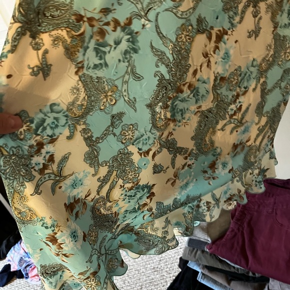 Pretty details on this dress - Picture 2 of 4